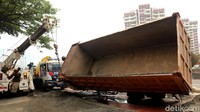 Selama proses evakuasi, jalur lambat di Jl Gatot Subroto ditutup dan diarahkan ke flyover.