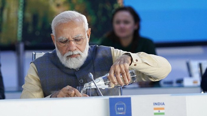 Sosok Perdana Menteri India Narendra Modi mencuri perhatian di G20. Ia tampak tak mengenakan masker saat menghadiri pertemuan bilateral antar negara tersebut.
