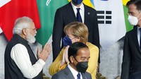 Perdana Menteri (PM) India Narendra Modi tampak tengah berbincang dengan Kanselir Jerman Angela Merkel saat menghadiri KTT G20 di Roma, Italia, Sabtu (30/10/2021). AP Photo/Evan Vucci.