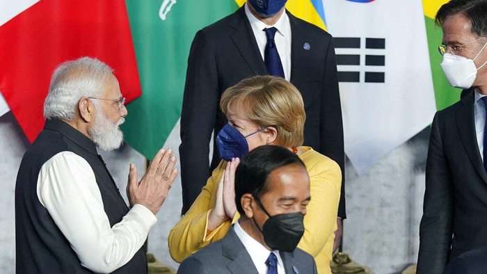 Sosok Perdana Menteri India Narendra Modi mencuri perhatian di G20. Ia tampak mengenakan masker saat menghadiri pertemuan bilateral antar negara tersebut.