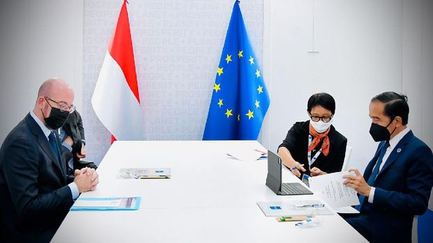 Presiden Joko Widodo mengadakan pertemuan bilateral dengan Presiden Dewan Eropa, Charles Michel, di sela-sela KTT G20 di La Nuvola, Roma, Italia, pada Minggu, 31 Oktober 2021. (Biro Pers Sekretariat Presiden/Laily Rachev)