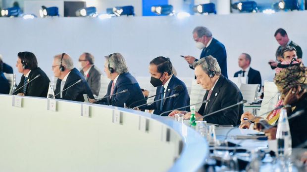 Presiden Joko Widodo mengikuti Pertemuan untuk menerima presidensi G20 pada tahun 2022 pada sesi penutupan KTT G20 Roma yang berlangsung di La Nuvola, Roma, Italia, pada Minggu, 31 Oktober 2021. (Biro Pers Sekretariat Presiden/Laily Rachev)