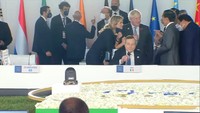 Selain itu, terselip momen menarik dalam forum KTT G20 di Roma, Italia. Ratu Maxima dari Belanda terlihat menghampiri Presiden Jokowi dan melepaskan maskernya agar dikenali. Screenshot YouTube G20 Italia.