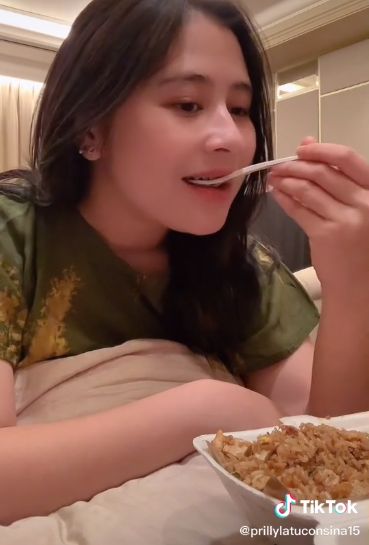 Prilly Latuconsina Buat Netizen Bingung Karena Makan Nasi Goreng Tek-tek