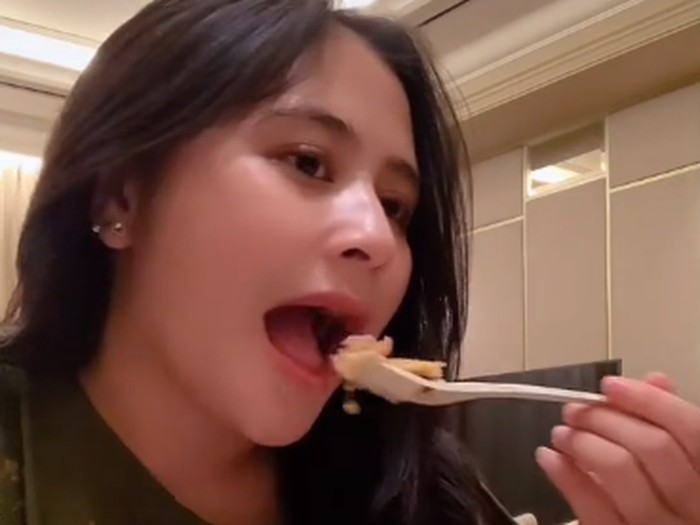 Prilly Latuconsina Prilly Latuconsina Buat Netizen Bingung Karena Makan Nasi Goreng Tek-tek
