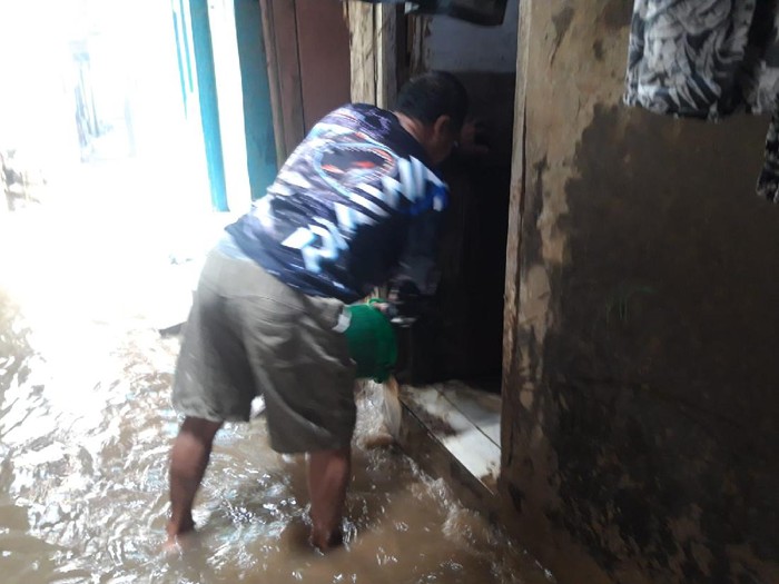 Pukul 11.13 WIB, ketinggian air di RT 13/RW 4, Kebon Pala, Kampung Melayu, Jaktim, Senin (1/11/2021) masih sekitar 10cm. Sementara Plt Kepala BPBD Sabdo megklaim banjir kering pukul 10.25 WIB.