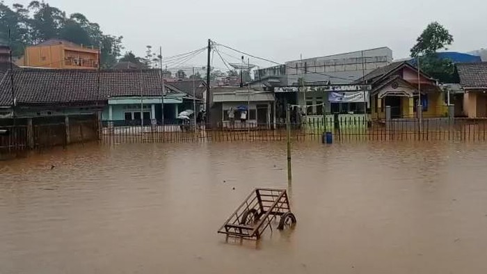 Puluhan rumah di Cianjur terendam banjir akibat luapan sungai