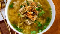 Soto daging ini berkuah kaldu bening dengan bumbu minimalis. Jangan ditanya soal rasanya. Dagingnya empuk juicy makin enak dimakan hangat. Cara membuat berikut tipsnya bisa kamu lihat di sini! Foto: iStock