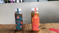Ketika mulut sudah dipenuhi rasa daging kambing yang kuat, saatnya untuk melepaskan rasa daging yang menempel tersebut. Berkolaborasi dengan bisnis jamu botolan buatan rumahan, Kedai Gelojoh menyajikan pilihan Jamu Enem dengan rasa Wedang Nanas dan Ramu Temu Madu. Foto: detikcom/Diah Afrilian