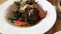 Menu Daging Tumis Zaitun atau biasa dikenal dengan Kambing Zaitun ini yang mampu menyihir seorang sutradara sekaligus produser film kawakan, Joko Anwar. Penggunaan minyak zaitun untuk memasak menu ini tidak terasa berminyak di dalam mulut meski disajikan dengan banyak minyak. Foto: detikcom/Diah Afrilian