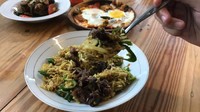 Salah satu hidangan favorit di sini yaitu Nasi Goreng Maghribi Kambing. Porsinya cukup besar, bahkan bisa dimakan dua orang. Potongan daging kambing yang begitu banyak sebagai topping nasi goreng tersebut, benar-benar tidak pelit sama sekali! Foto: detikcom/Diah Afrilian