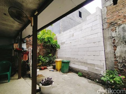 Muhammad Ridwan bingung karena jalan keluar masuk rumahnya ditutup tembok oleh dua tetangganya. Ia berharap dalam mediasi nanti, dua tetangganya mau membongkar tembok tersebut.