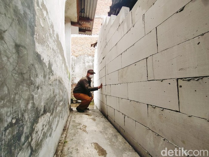 Muhammad Ridwan bingung karena jalan keluar masuk rumahnya ditutup tembok oleh dua tetangganya. Ia berharap dalam mediasi nanti, dua tetangganya mau membongkar tembok tersebut.