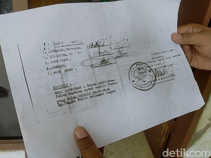Akses rumah Muhammad Ridwan (37) ditutup tembok oleh dua tetangganya. Wakil Wali Kota Surabaya Armuji menyebut itu tak berperikemanusiaan.