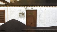 Pintu rumah tak bisa dibuka, tertahan oleh timbunan hujan abu vulkanik.