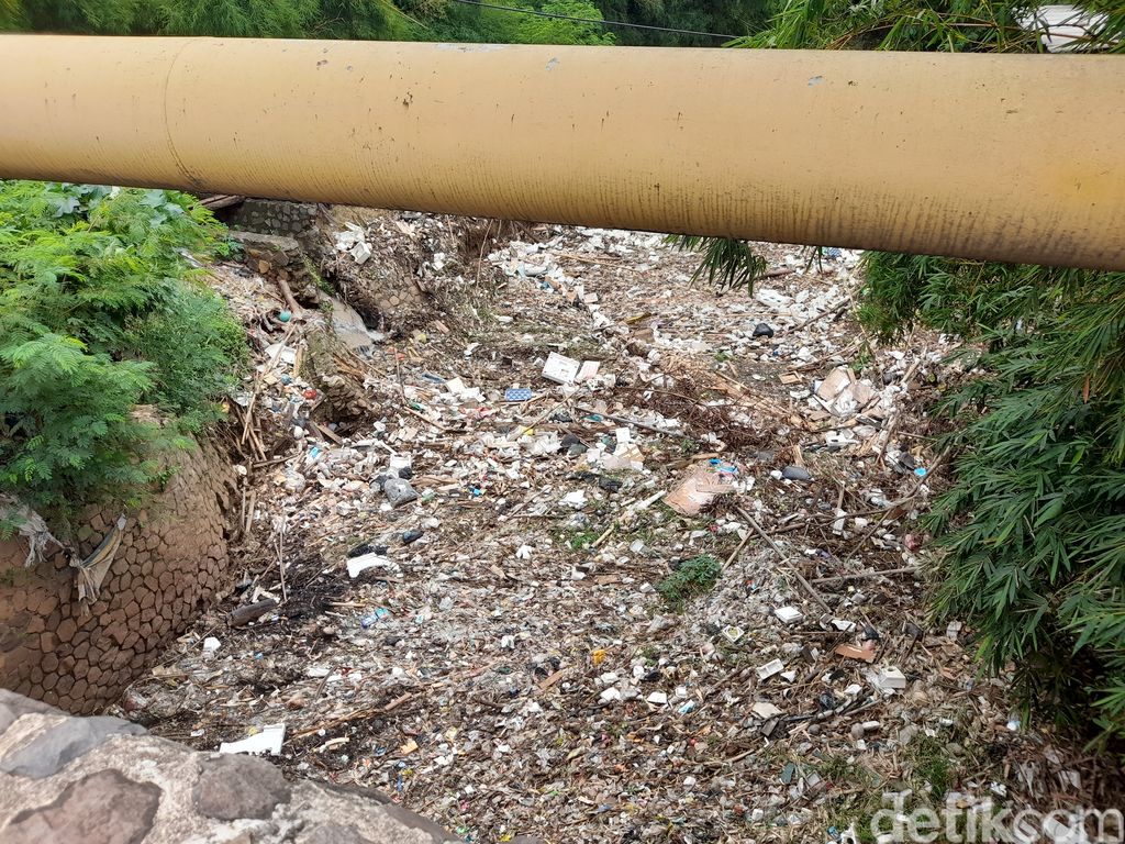 Sampah di Kali Jambe aliran belakang Rest Area M 19 Tol Jakarta-Cikampek, 1 November 2021. (Marteen Ronaldo/detikcom)