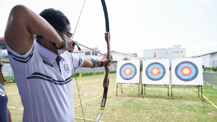 Sandiaga mencoba panahan di The Hub Equestrian, Archery and Coffee, Cibubur.