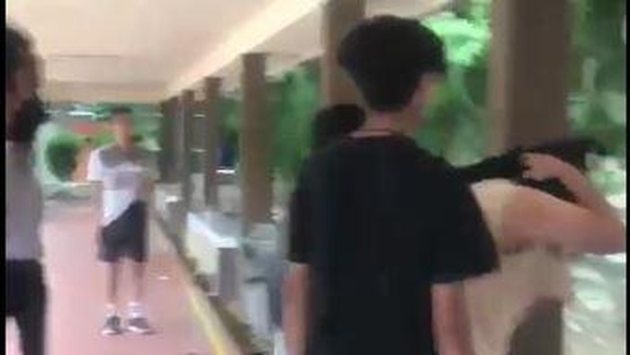 Screenshot video viral mahasiswa dikeroyok di kampus Politeknik Negeri Sriwijaya (dok. Istimewa)