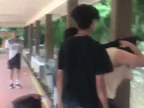 Screenshot video viral mahasiswa dikeroyok di kampus Politeknik Negeri Sriwijaya (dok. Istimewa)