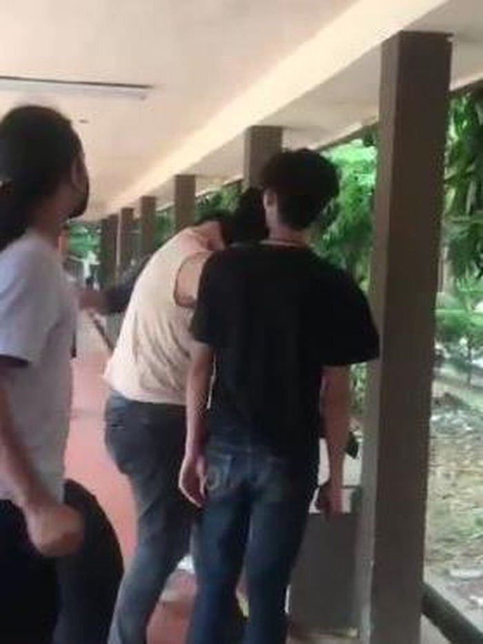 Screenshot video viral mahasiswa dikeroyok di kampus Politeknik Negeri Sriwijaya (dok. Istimewa)