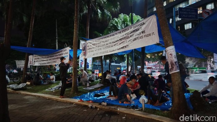 Sejumlah pengungsi asal Afganistan menggelar unjuk rasa menuntut mereka dipindahkan ke negara ketiga di Medan. Para pengungsi ini tetap bertahan di lokasi demo. (Ahmad Arfah/detikcom)