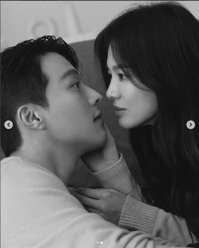 Sementara dalam foto lainnya yang dirilis oleh SBS Drama, Song Hye Kyo tampak memegang pipi Jang Ki Yong dan menatap mesra lawan mainnya di drama Korea Now We Are Breaking Up yang akan rilis pada 12 November 2021 itu. Foto: Dok. Instagram @sbsdrama.official
