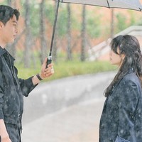 Drama Korea Now We Are Breaking Up menyorot kisah cinta dan putus cinta. Song Hye Kyo berperan sebagai Ha Young Eun, manajer tim desain sebuah brand fashion yang modis dan cerdas. Sementara Jang Ki Yong berperan sebagai Yoon Jae Guk, fotografer freelance yang kaya dan populer. Foto: Instagram @kyo1122