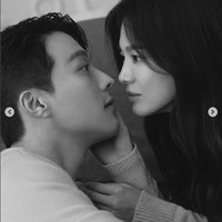 Sementara dalam foto lainnya yang dirilis oleh SBS Drama, Song Hye Kyo tampak memegang pipi Jang Ki Yong dan menatap mesra lawan mainnya di drama Korea Now We Are Breaking Up yang akan rilis pada 12 November 2021 itu. Foto: Dok. Instagram @sbsdrama.official