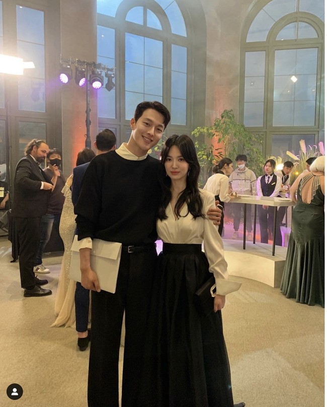 Inilah foto terbaru kebersamaan Song Hye Kyo dan Jang Ki Yong yang dirilis akun Instagram resmi drama Korea Now We Are Breaking Up dan SBSdrama.official. Netizen salfok dengan pinggang Song Hye Kyo yang kecil di foto ini. “Yg habis makan Indomie telur terus liat pinggang Hye Kyo, masih nafsu gatuh,” tulis netizen di halaman komentar Instagram. “Pinggangnya kecil banget,” tulis netizen lainnya. Foto: Dok. Instagram @sbsdrama.official