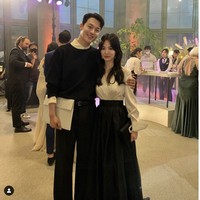 Inilah foto terbaru kebersamaan Song Hye Kyo dan Jang Ki Yong yang dirilis akun Instagram resmi drama Korea Now We Are Breaking Up dan SBSdrama.official. Netizen salfok dengan pinggang Song Hye Kyo yang kecil di foto ini. “Yg habis makan Indomie telur terus liat pinggang Hye Kyo, masih nafsu gatuh,” tulis netizen di halaman komentar Instagram. “Pinggangnya kecil banget,” tulis netizen lainnya. Foto: Dok. Instagram @sbsdrama.official