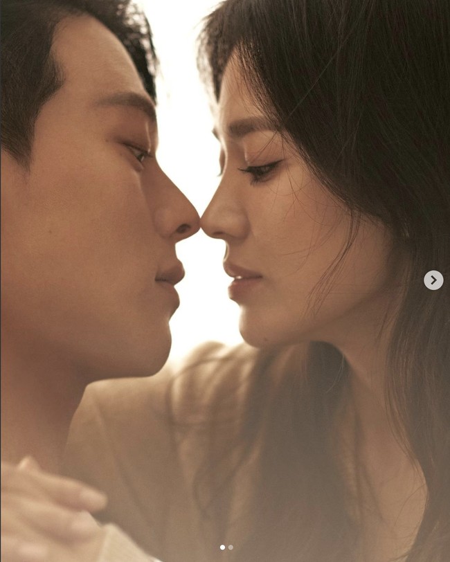Sebelumnya Song Hye Kyo juga sudah mengunggah foto mesranya yang lain dengan Jang Ki Yong di poster Now We Are Breaking Up. Hye Kyo dan Ki Yong tampak saling berpandangan mesra seperti akan berciuman. Foto: Dok. Instagram @sbsdrama.official