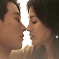 Sebelumnya Song Hye Kyo juga sudah mengunggah foto mesranya yang lain dengan Jang Ki Yong di poster Now We Are Breaking Up. Hye Kyo dan Ki Yong tampak saling berpandangan mesra seperti akan berciuman. Foto: Dok. Instagram @sbsdrama.official