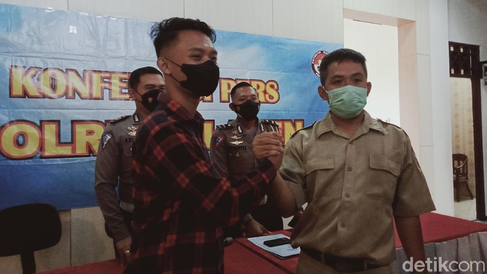Sopir ambulans dan mobil pelat merah berjabat tangan dan berpelukan di Polres Klaten, Senin (1/11/2021).
