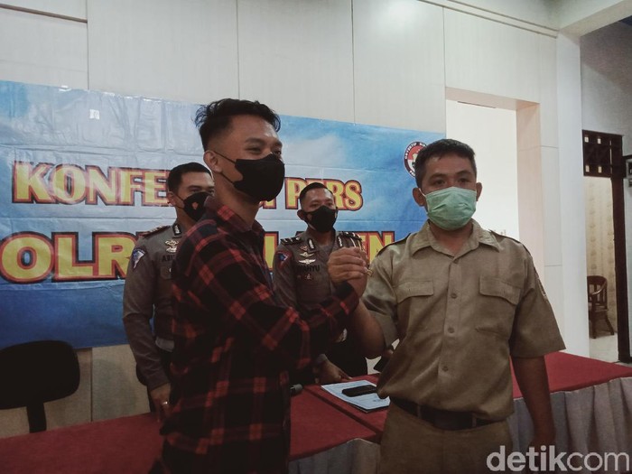 Sopir ambulans dan mobil pelat merah berjabat tangan dan berpelukan di Polres Klaten, Senin (1/11/2021).