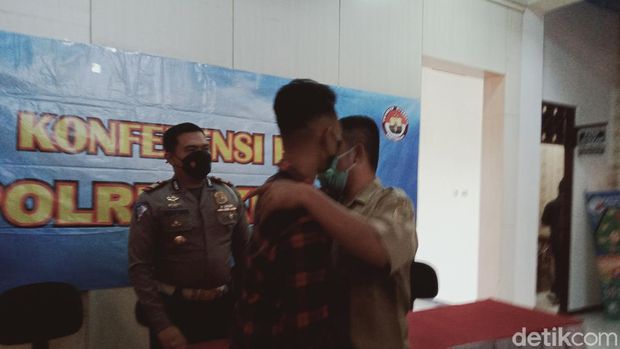 Sopir ambulans dan mobil pelat merah berjabat tangan dan berpelukan di Polres Klaten, Senin (1/11/2021).
