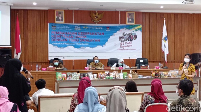 Suasana acara pembahasan kesepakatan kemitraan UMKM dengan toko swalayan di aula kantor Sekretariat Daerah Pemkab Pangandaran.
