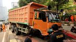 Suasana Jalan Gatot Subroto yang Macet Imbas Truk Terguling