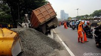Kecelakaan diketahui terjadi pada pukul 06.00 WIB. Seorang warga bernama Wiwin Suhes melalui PasangMata mengatakan, posisi truk terguling di lajur kanan tepatnya di samping lajur flyover menuju Cawang.