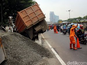 Penyebab Truk Terguling di Jl Gatsu Arah Cawang: Sopir Diduga Mengantuk