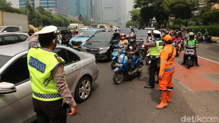 Kemacetan terlihat di Jalan Gatot Subroto, Jakarta, imbas sebuah truk terguling. Kendaraan yang melintas pun harus memelankan kendaraannya akibat kejadian itu.