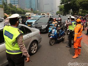 Evakuasi Truk Terguling Selesai, Lalin Jl Gatsu Arah Cawang Normal Lagi