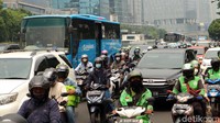 Sementara itu diketahui, selama proses evakuasi, jalur lambat di Jl Gatot Subroto ditutup dan diarahkan ke flyover.