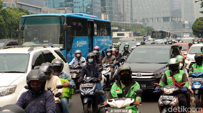 Kemacetan terlihat di Jalan Gatot Subroto, Jakarta, imbas sebuah truk terguling. Kendaraan yang melintas pun harus memelankan kendaraannya akibat kejadian itu.