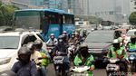 Suasana Jalan Gatot Subroto yang Macet Imbas Truk Terguling