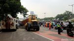 Suasana Jalan Gatot Subroto yang Macet Imbas Truk Terguling