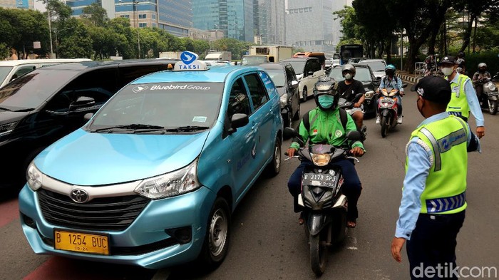 Suasana Jalan Gatot Subroto yang Macet Imbas Truk Terguling Kemacetan terlihat di Jalan Gatot Subroto, Jakarta, imbas sebuah truk terguling. Kendaraan yang melintas pun harus memelankan kendaraannya akibat kejadian itu.