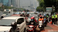 Antrean panjang kendaraan terlihat di Jalan Gatot Subroto, Jakarta, usai sebuah truk muatan pasir terguling di kawasan tersebut, Senin (1/11/2021).