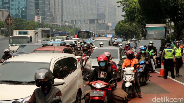 Kemacetan terlihat di Jalan Gatot Subroto, Jakarta, imbas sebuah truk terguling. Kendaraan yang melintas pun harus memelankan kendaraannya akibat kejadian itu.