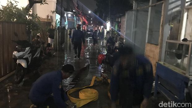 Sudin Gulkarmat Jaktim mengerahkan sebanyak 6 unit mobil pompa penyedot air dan 3 perahu karet ke lokasi banjir di wilayah RW 04 Cipinang Melayu. (Firda C/detikcom)