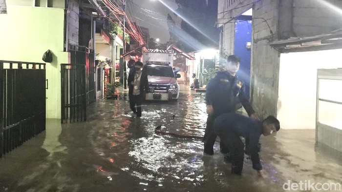 Sudin Gulkarmat Jaktim mengerahkan sebanyak 6 unit mobil pompa penyedot air dan 3 perahu karet ke lokasi banjir di wilayah RW 04 Cipinang Melayu. (Firda C/detikcom)